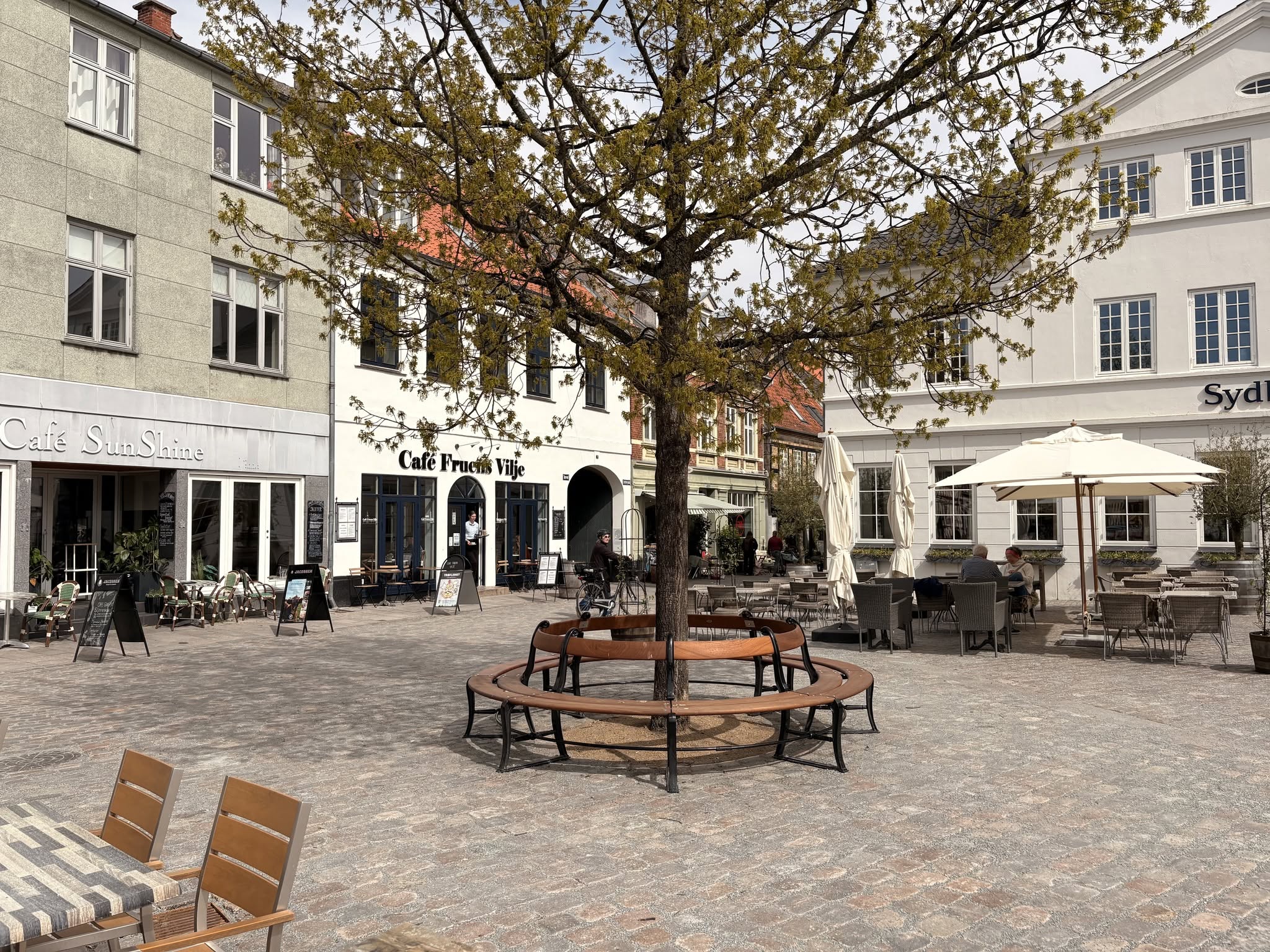 Faaborg Torv. Nye belægninger, træer, bænke og byrumsmøbler binder bymidten sammen og skaber nye steder at opholde sig.  Foto: Faaborg-Midtfyn Kommune.