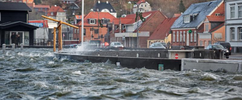 Havneanlæg med højvandssikring i stormvejr